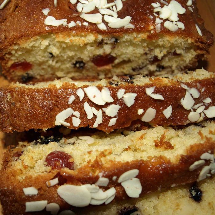 Кекс с вяленой вишней, арахисом и шоколадом