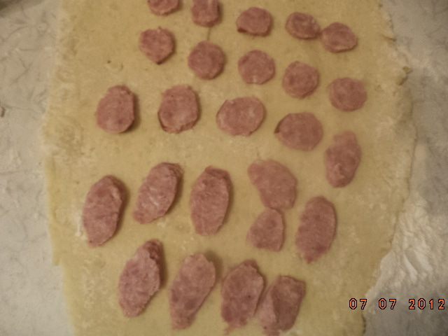 Картофельный рулет с колбаской