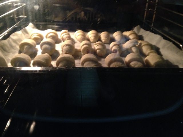 Рогалики дрожжевые с вареньем