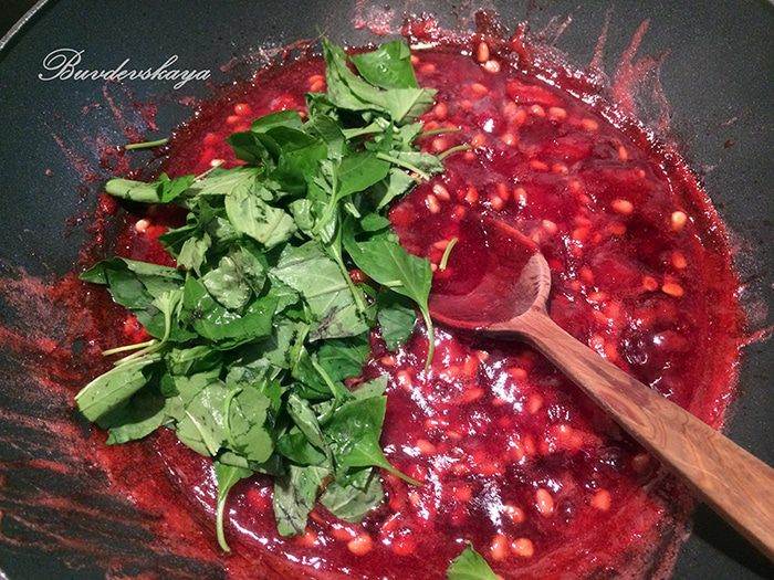 Клубничный джем с базиликом и кедровыми орешками