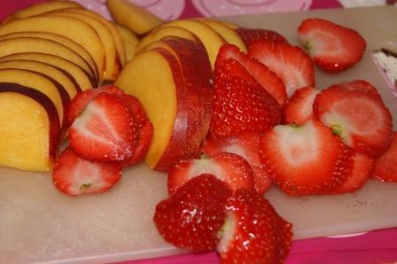 Бисквитный фруктовый торт со сливочным кремом к празднику &amp;quot;День семьи, любви и верности&amp;quot;