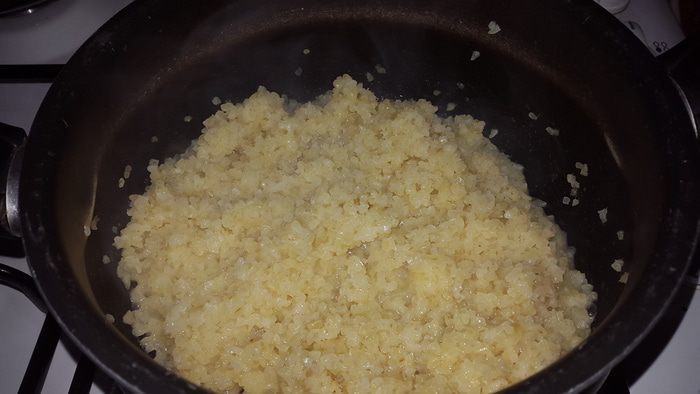 Жареный лосось с гарниром из кускуса с черри и красным луком