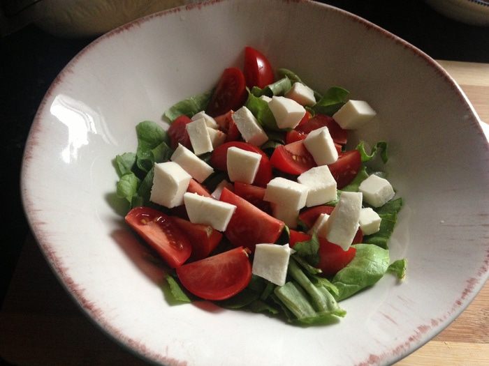 Салат с авокадо и моцареллой