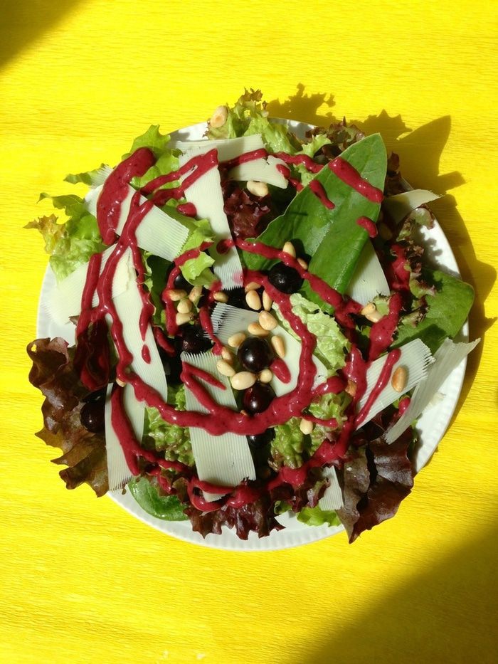 Салат с пармезаном, кедровыми орешками и черной смородиной