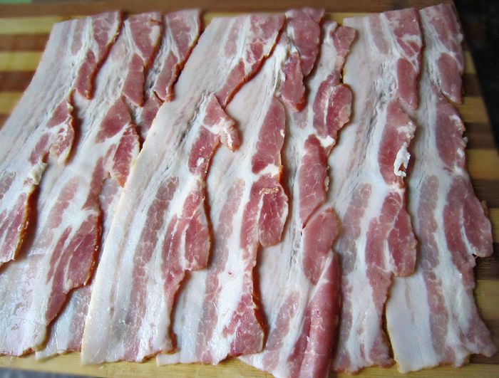 Медальоны в беконе с соусом из каперсов и пастой рисони