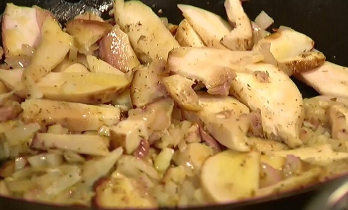 Салат из фасоли с грибами, помидорами и тапенадом 