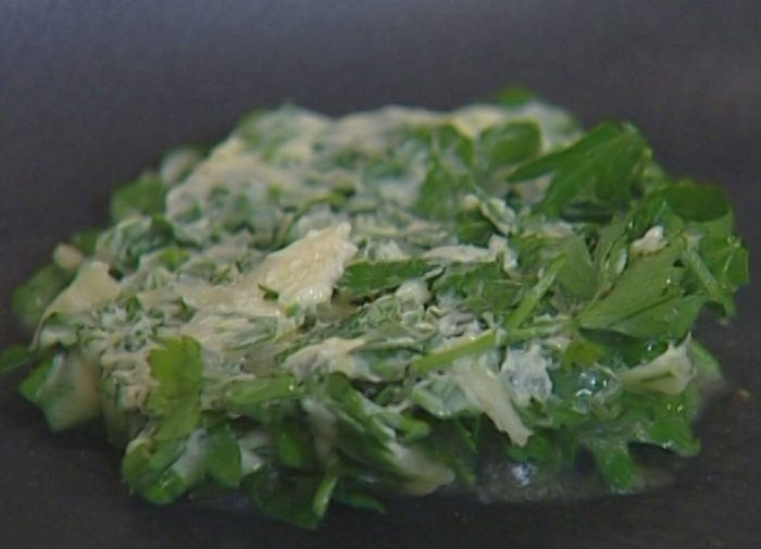 Зеленый салат с лесными грибами