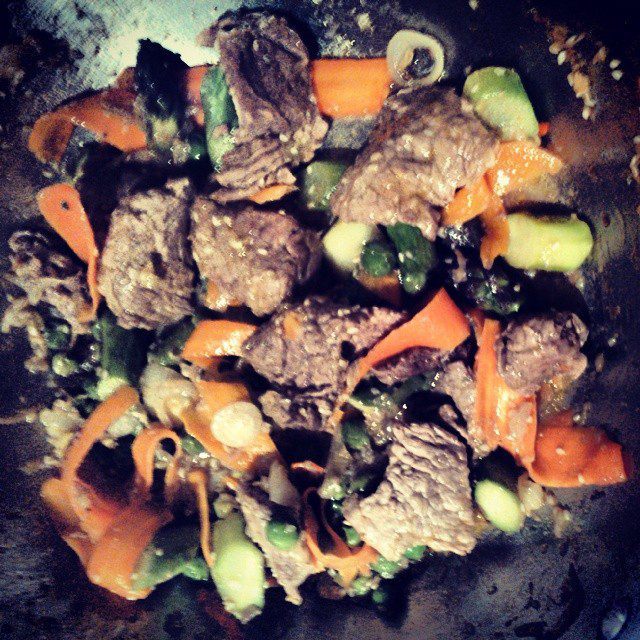 Овощи, поджаренные в воке