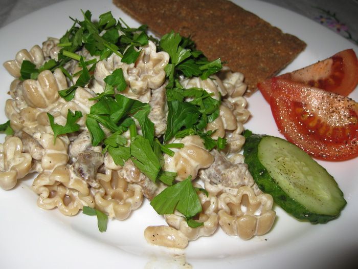 Ржаные макаронцы со свининой и сливками 