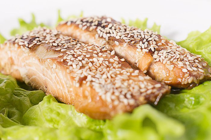 Лосось в соево-медовом соусе с кунжутом