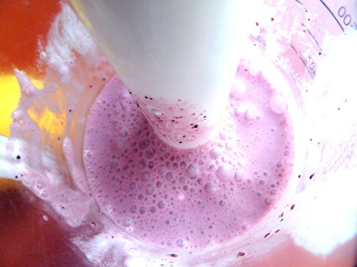 Прохладный коктейль из мороженого с черникой