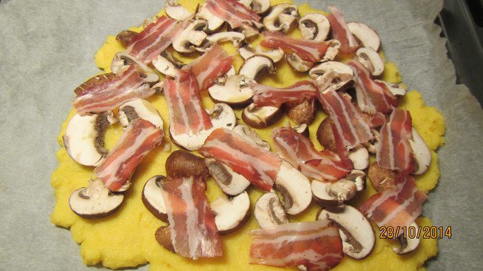 Пицца с грибами и ветчиной