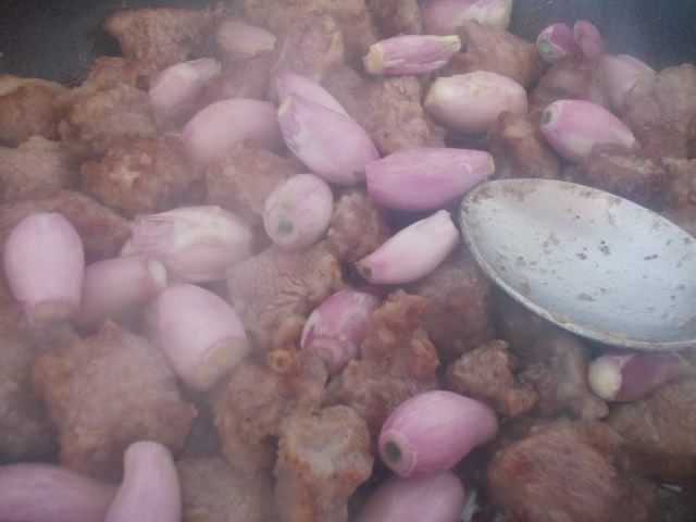 Соус из говядины с луком и шпинатом