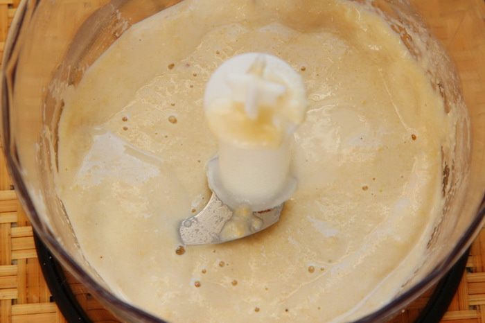 Легкий салат под заправкой из кешью