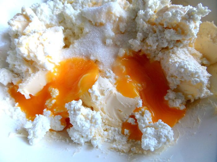 Творожный рулет с безейной прослойкой