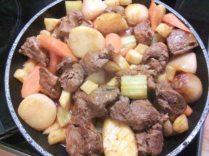 Зимний пай из телятины и корешковых овощей 