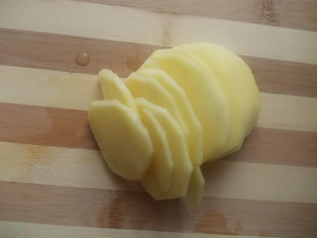 Слоеный салат с курицей и чипсами в пикантной заправке