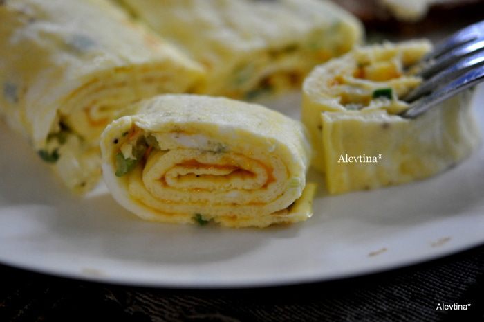 Омлетный рулет с зеленым луком