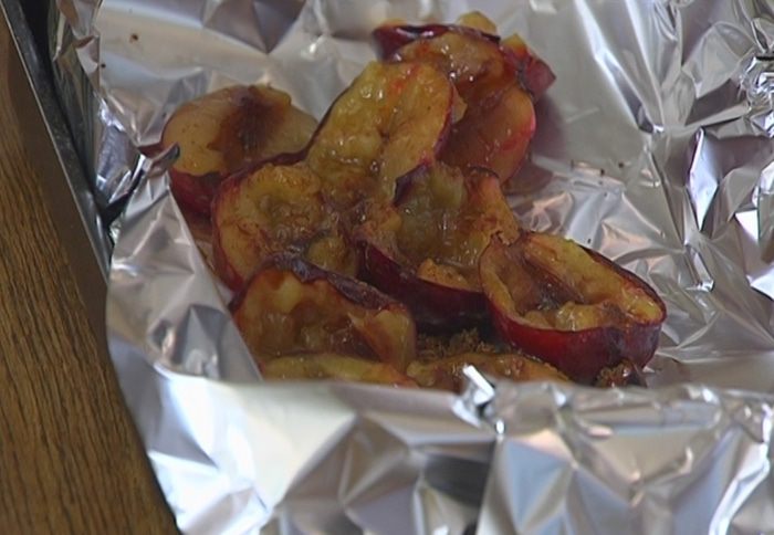 Карамелизированные сливы с йогуртом на бриоши 