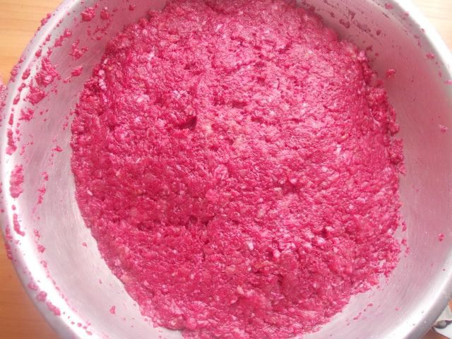 Розовые котлетки под сливочно-грибным соусом