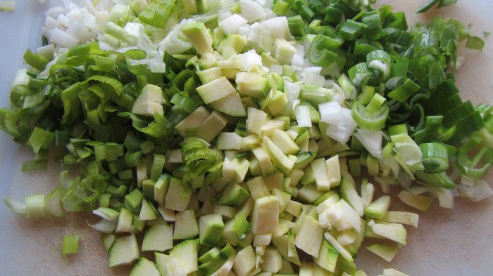 Брускетта с цукини, зеленым луком и беконом