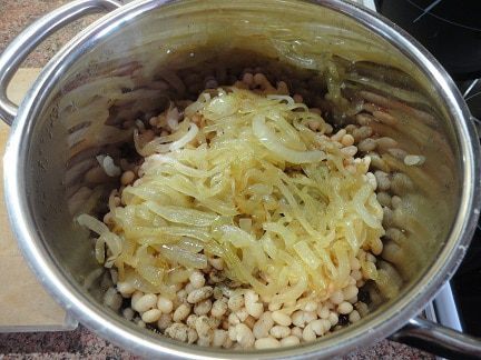 Теплый салат из белой фасоли