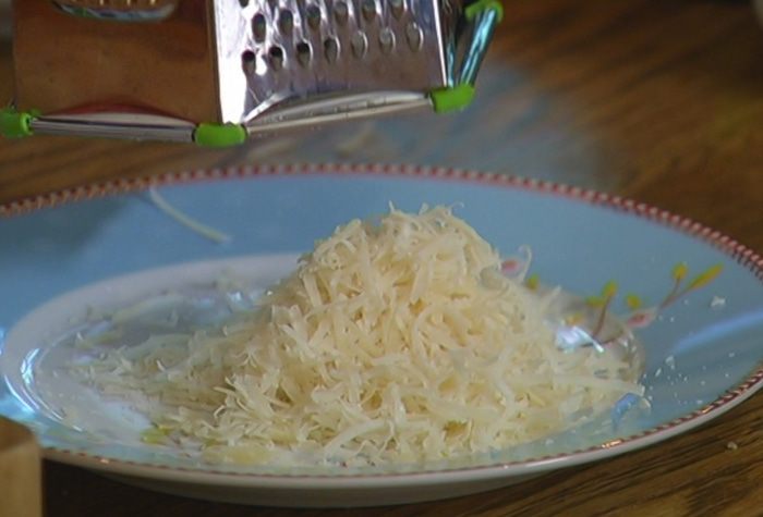 Теплый салат с курицей, макаронами и сладким перцем 