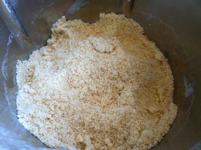 Крамбл с грушами и инжиром