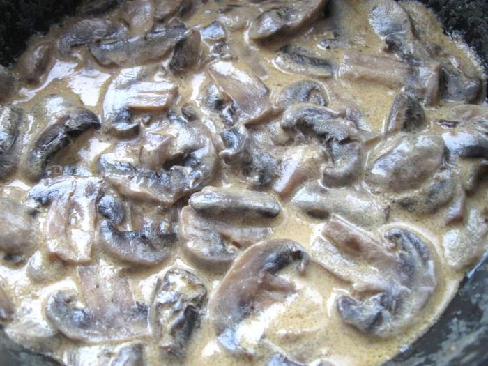 Сочная телячья вырезка по-французски с шампиньонами