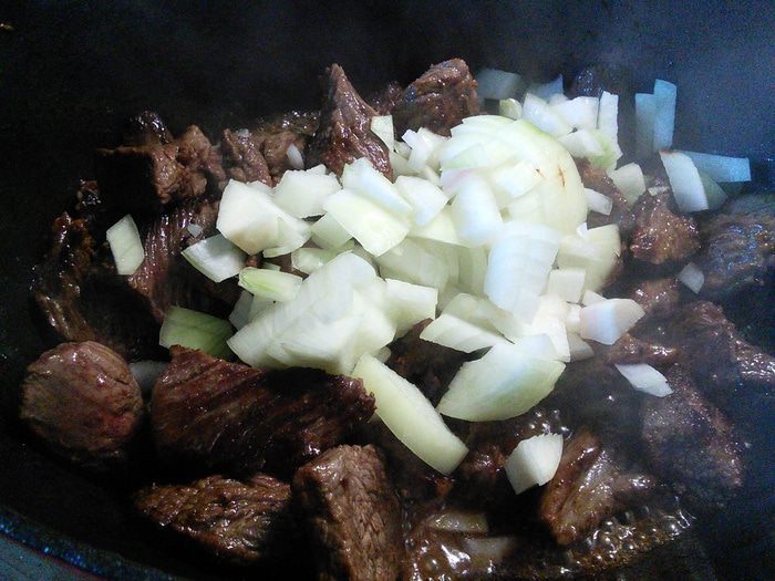 Говядина, тушенная с овощами в остром соусе (Chili-Rindfleisch-Eintopf) 