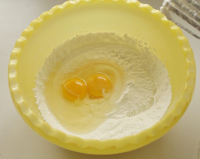 Шоколадно-творожный пирог с брусникой