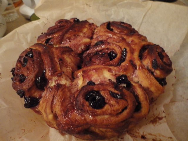 Булочки-ссобойки с вишней и апельсиновым сиропом