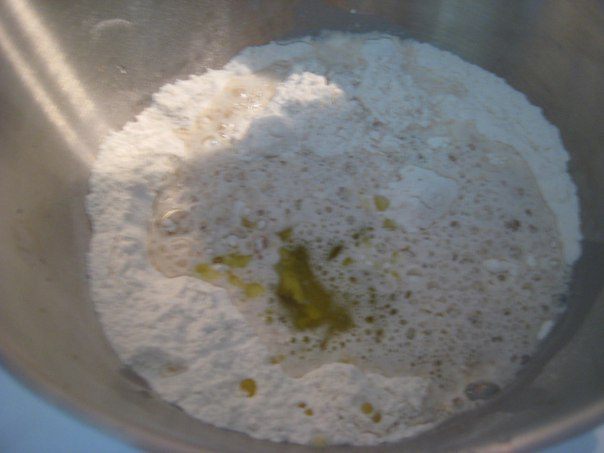 Пицца с тунцом и красным луком
