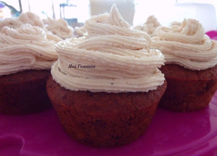 Банановые капкейки с медово-коричным кремом
