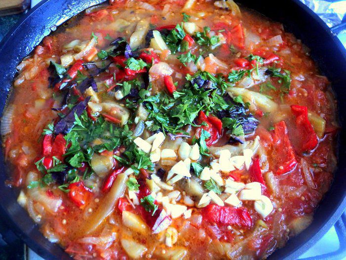 Фрикадельки с базиликом и овощами