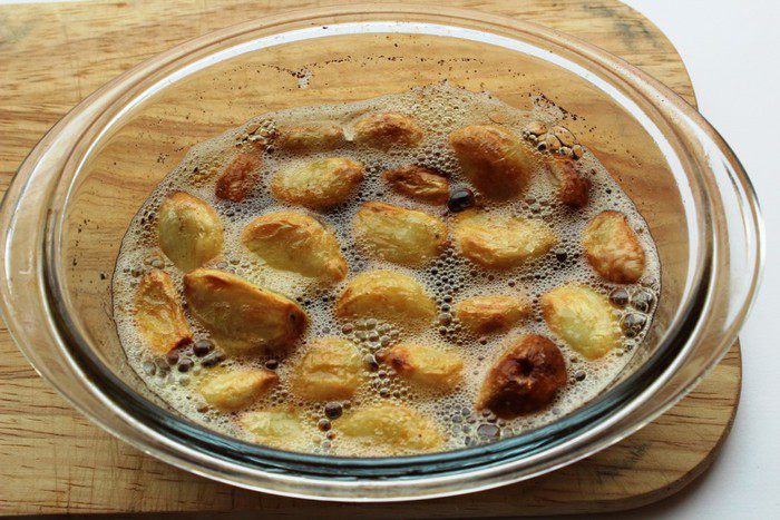 Рагу из курицы с фасолью и запеченным чесноком