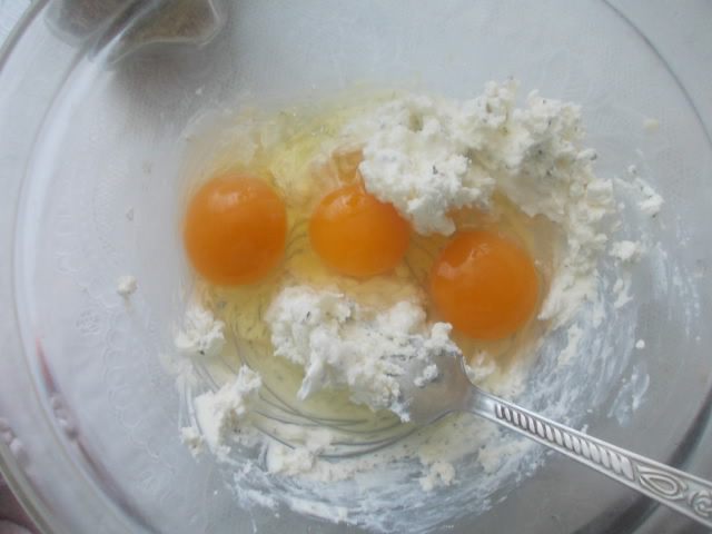 Киш с семгой, двумя видами сыра и прованскими травками