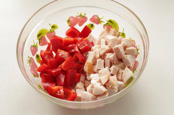 Хрустящий овощной салат с копченой куриной грудкой