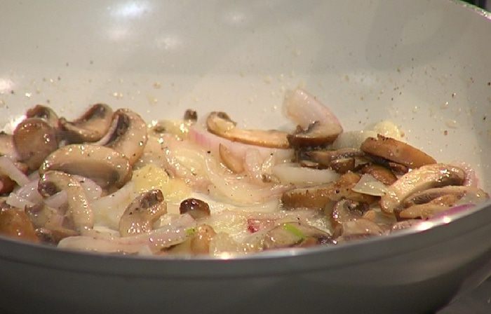 Яйца, запеченные в корзиночках фило с грибами 