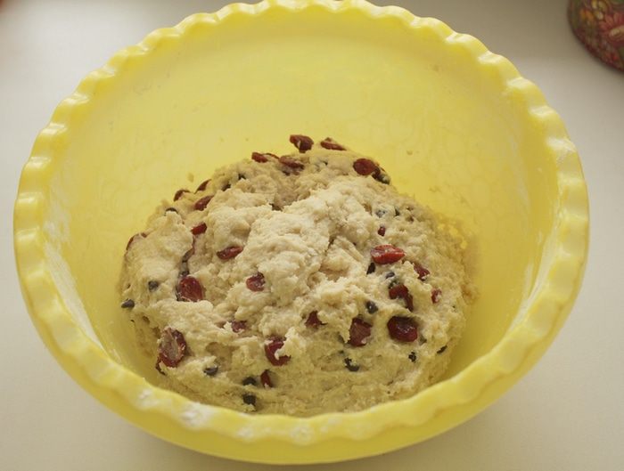 Кулич творожный с вяленой клюквой