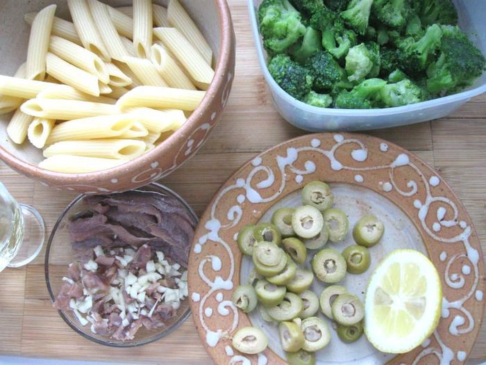 Салат с пастой, брокколи и анчоусами