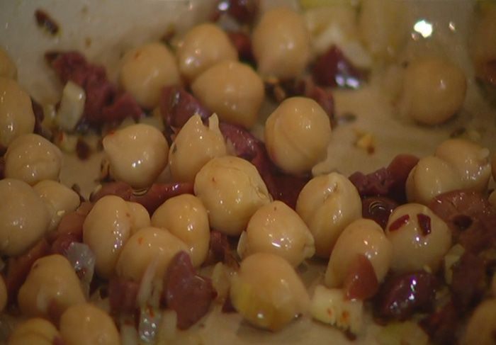 Кростини с оливками и нутом 