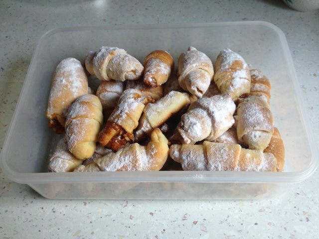 Рогалики дрожжевые с вареньем