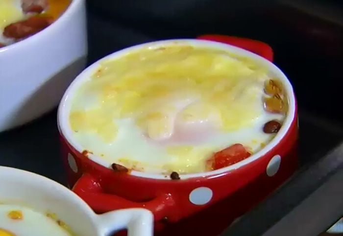 Яйца по-мексикански, запеченные с фасолью 