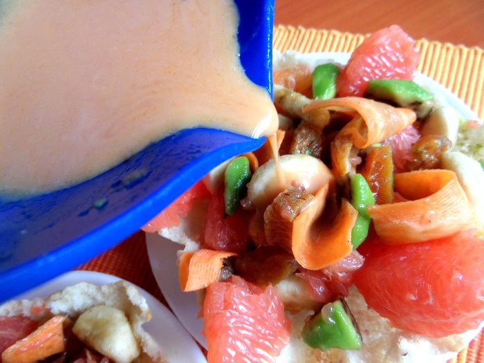 Фруктовый салат в съедобной тарелке