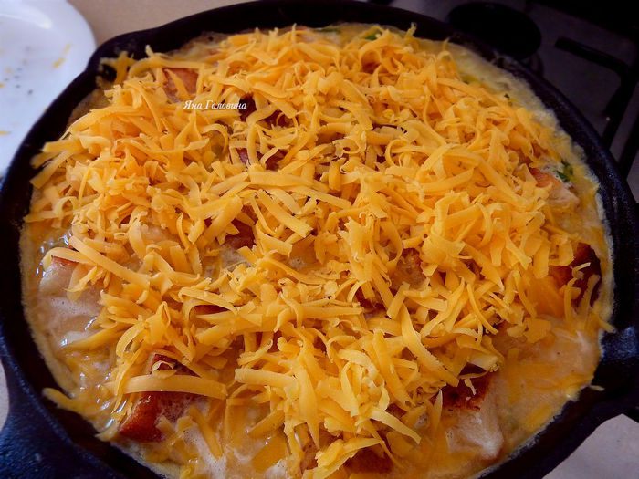 Фриттата с грибами, чеддером и тостами 