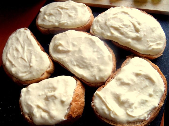 Запеченные гренки с творогом и виноградом