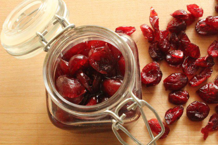 Куличи с апельсиновой цедрой и вяленой клюквой