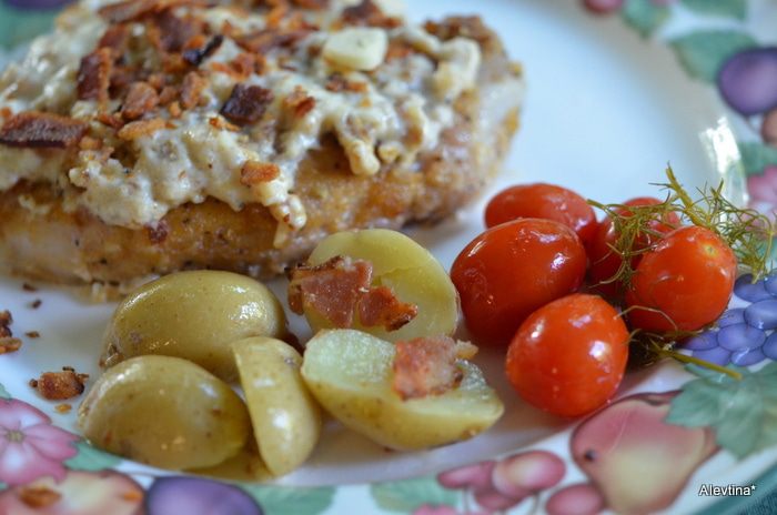 Свиные котлеты со сливочным соусом и беконом
