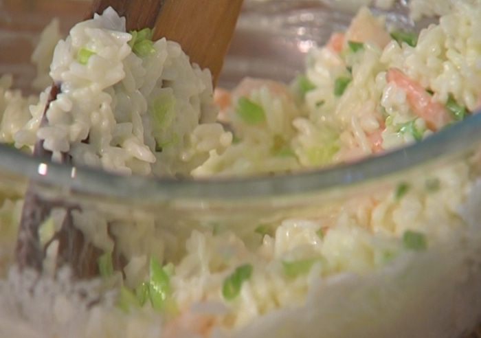 Восточный рисовый салат с креветками 